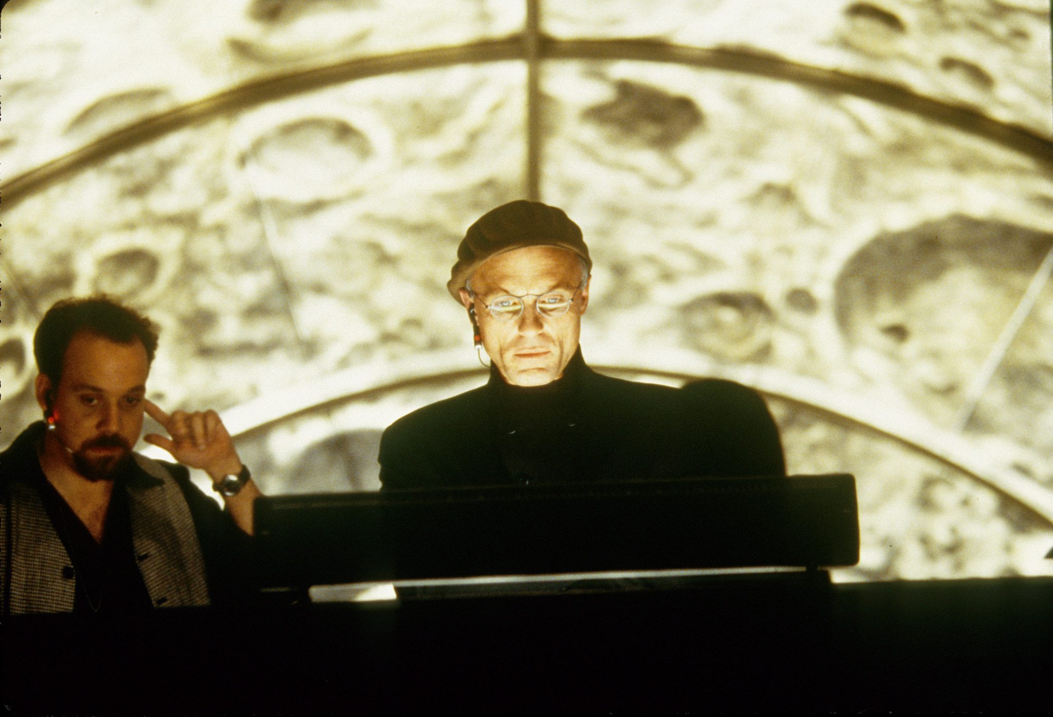 تحلیل روانشناختی نمایش ترومن (The Truman Show) Ed Harris and Paul Giamatti in The Truman Show (1998)