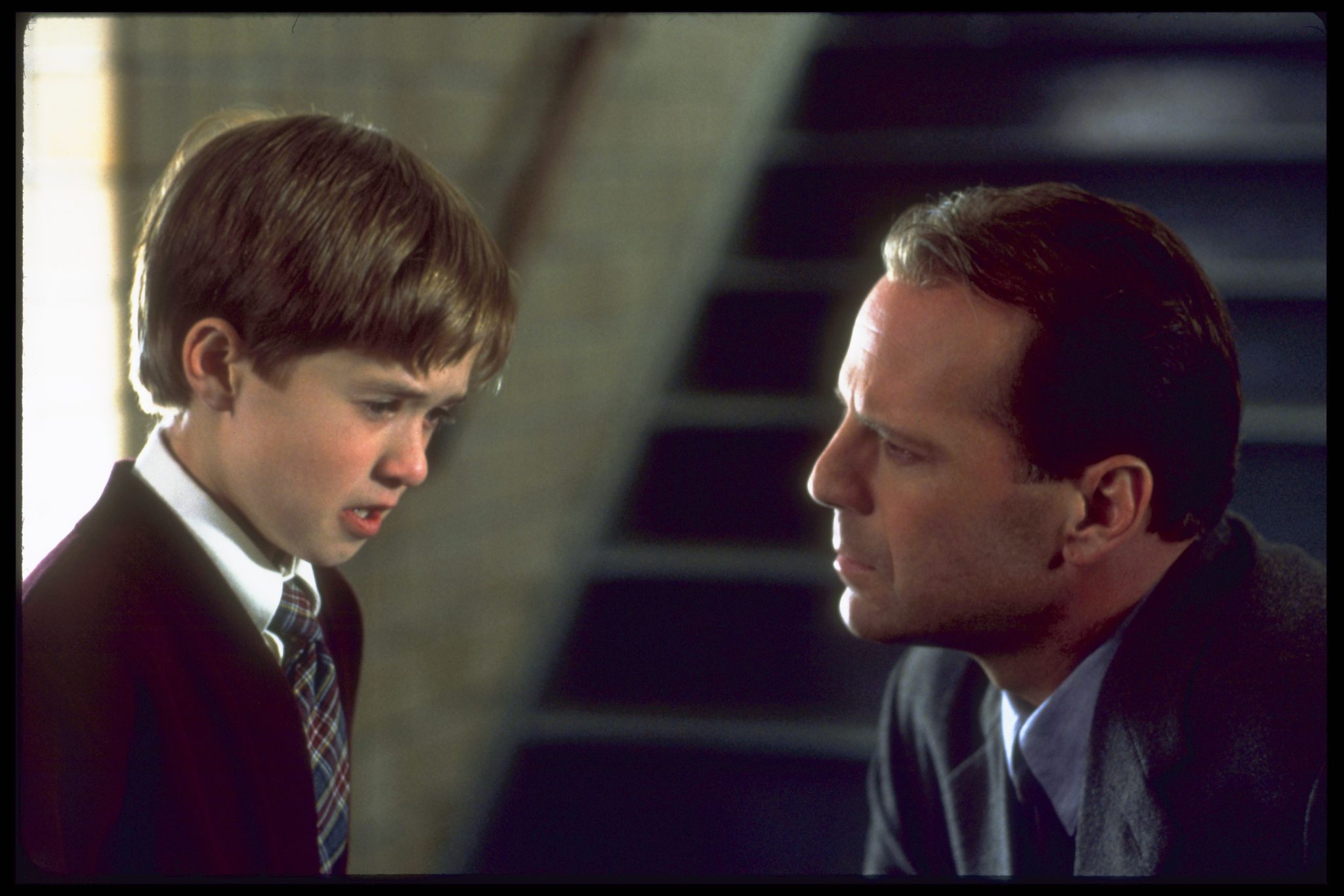 تحلیل روانشناختی حس ششم (The Sixth Sense) Bruce Willis and Haley Joel Osment in The Sixth Sense (1999)