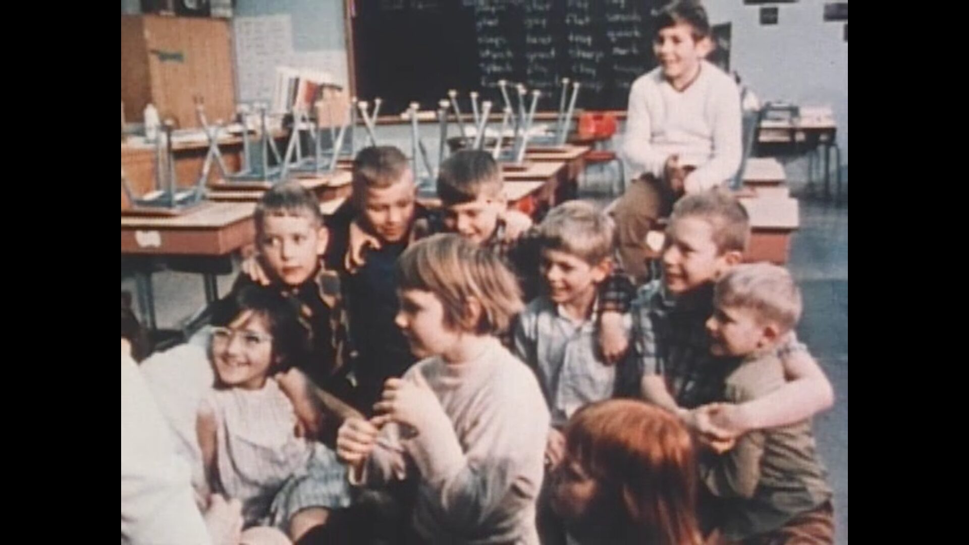 آزمایش روانشناختی آزمایش چشمهای قهوهای در برابر چشمهای آبی (The Brown Eyes vs. Blue Eyes Experiment): درسهایی از تبعیض و همدلی The Brown Eyes vs. Blue Eyes Experiment