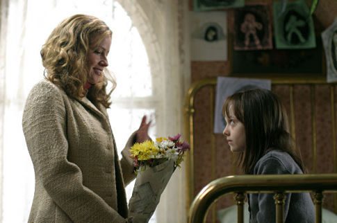 Elisabeth Shue and Dakota Fanning in Hide and Seek (2005)