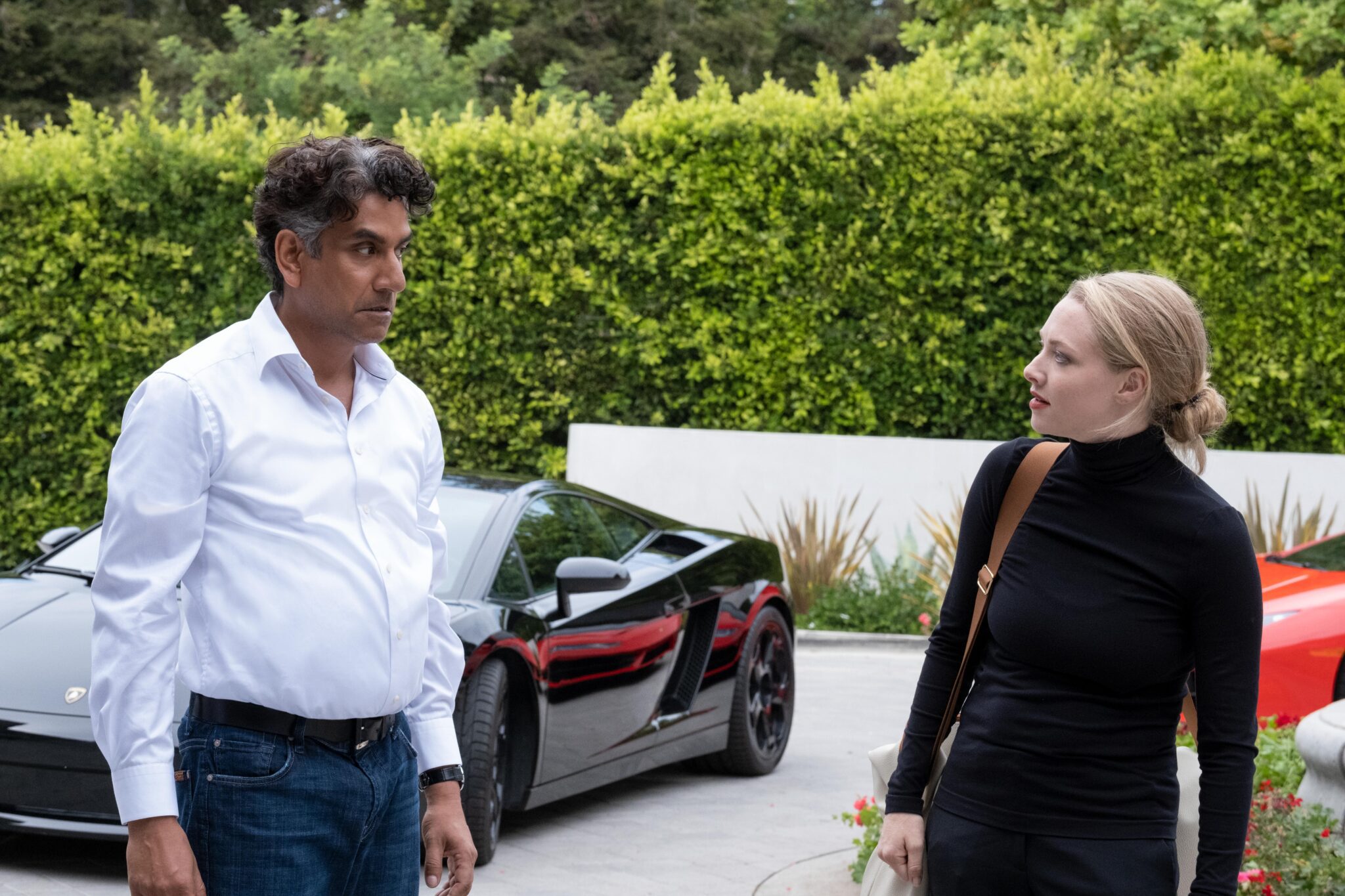 Naveen Andrews and Amanda Seyfried in The Dropout (2022)
