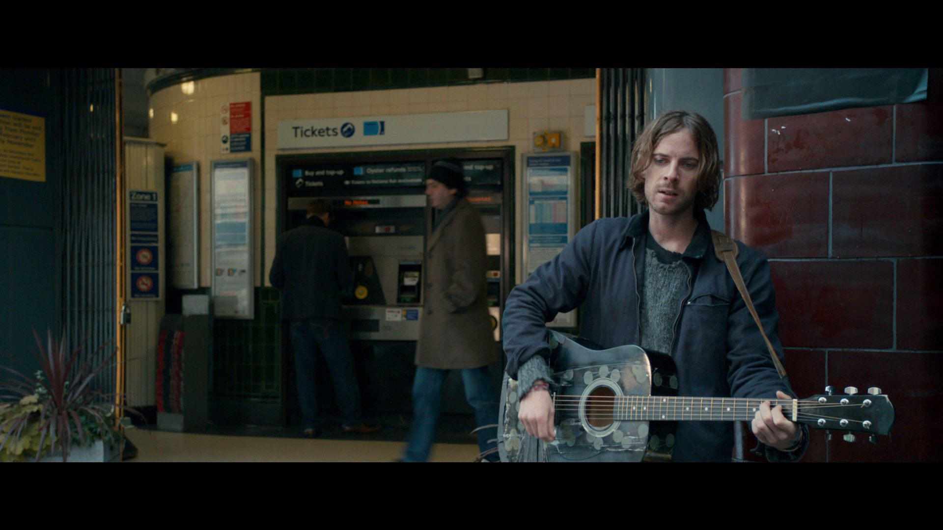 Luke Treadaway in A Street Cat Named Bob (2016)