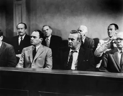 تحلیل روانشناختی فیلم ۱۲ مرد خشمگین (12 Angry Men) Henry Fonda, Lee J. Cobb, Ed Begley, John Fiedler, E.G. Marshall, Joseph Sweeney, and George Voskovec in 12 Angry Men (1957)